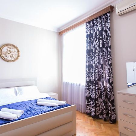 Hotel Cattaleya Batoemi Buitenkant foto