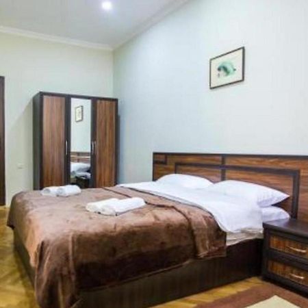 Hotel Cattaleya Batoemi Buitenkant foto