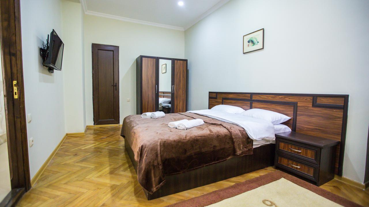 Hotel Cattaleya Batoemi Buitenkant foto