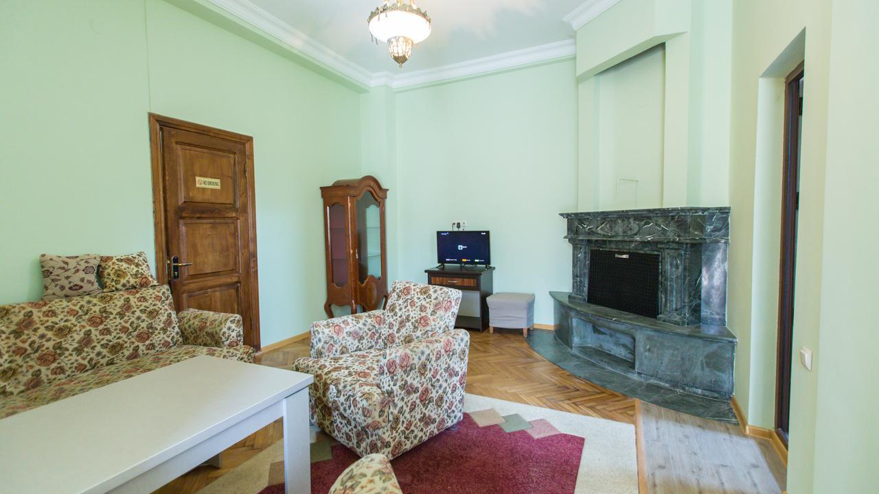 Hotel Cattaleya Batoemi Buitenkant foto