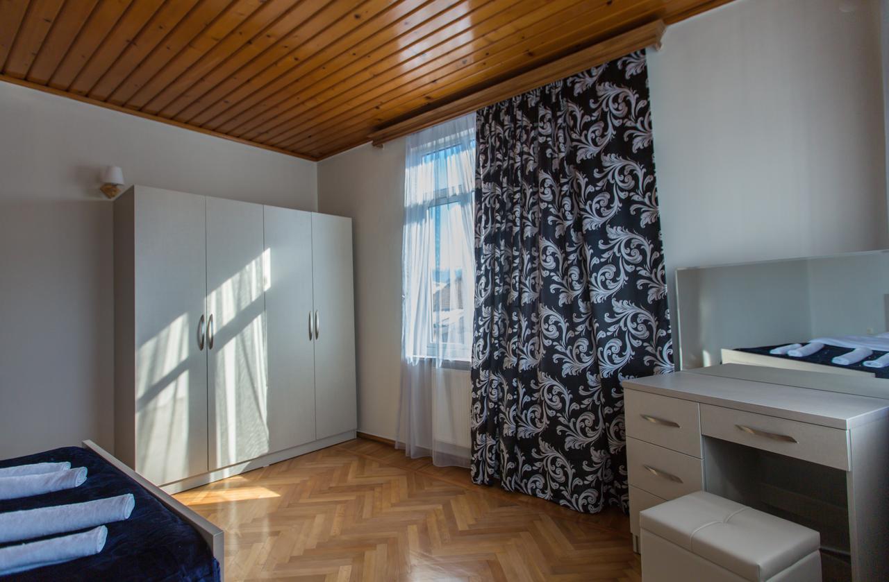 Hotel Cattaleya Batoemi Buitenkant foto