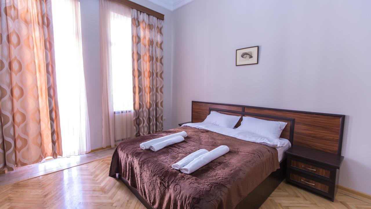 Hotel Cattaleya Batoemi Buitenkant foto