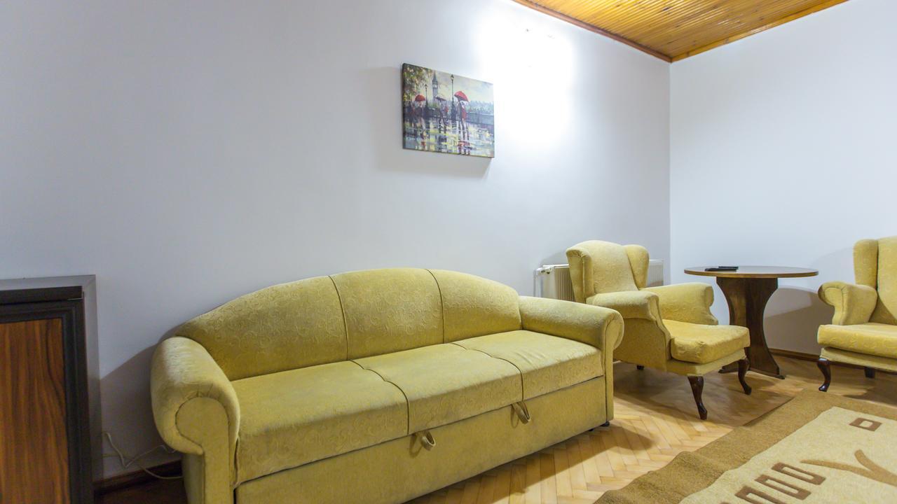 Hotel Cattaleya Batoemi Buitenkant foto