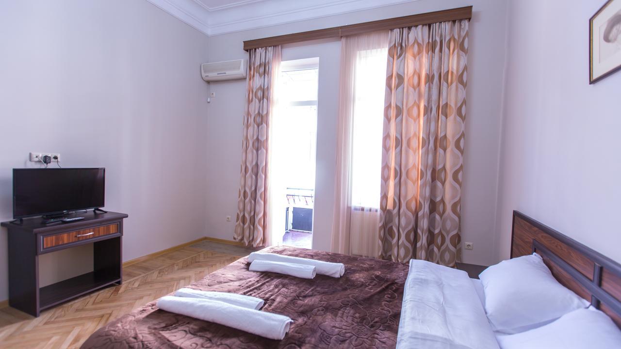 Hotel Cattaleya Batoemi Buitenkant foto