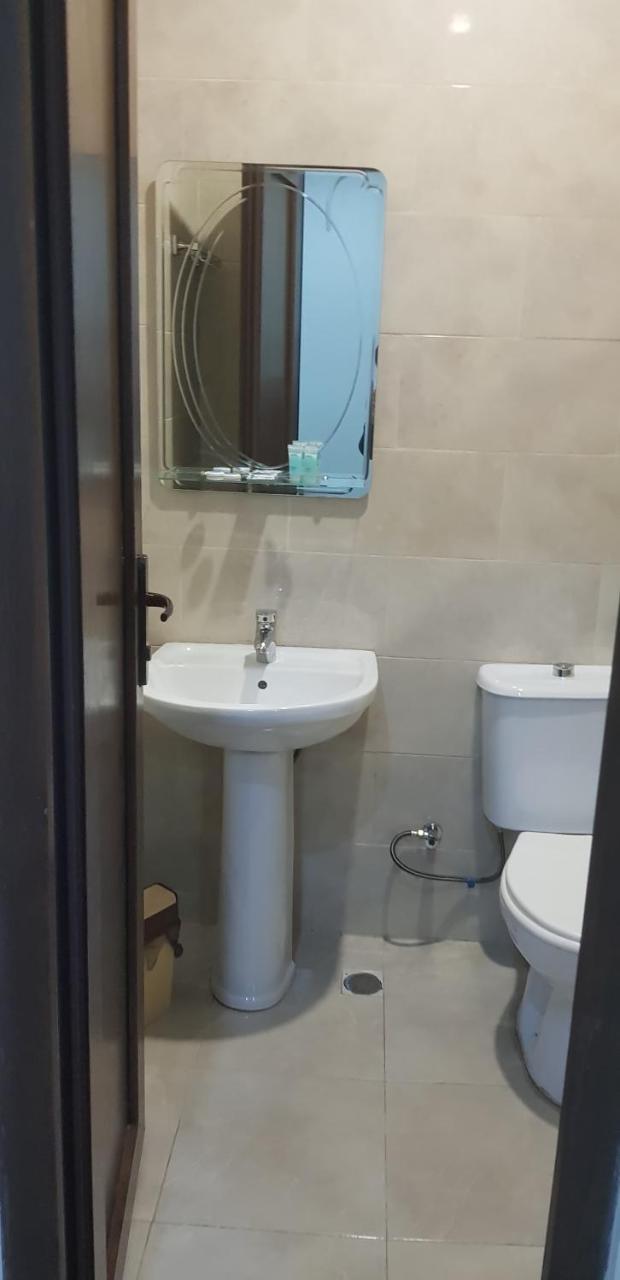 Hotel Cattaleya Batoemi Buitenkant foto